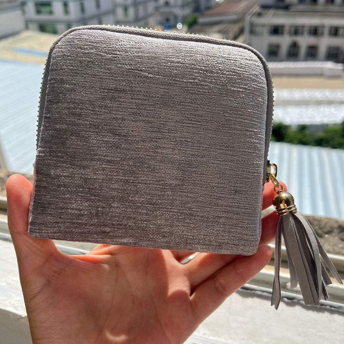 💎 Luxe Velvet Travel Jewelry Organizer – 5-Compartment Tangle-Free Storage Bag with Secure Tassel Zipper ✨
