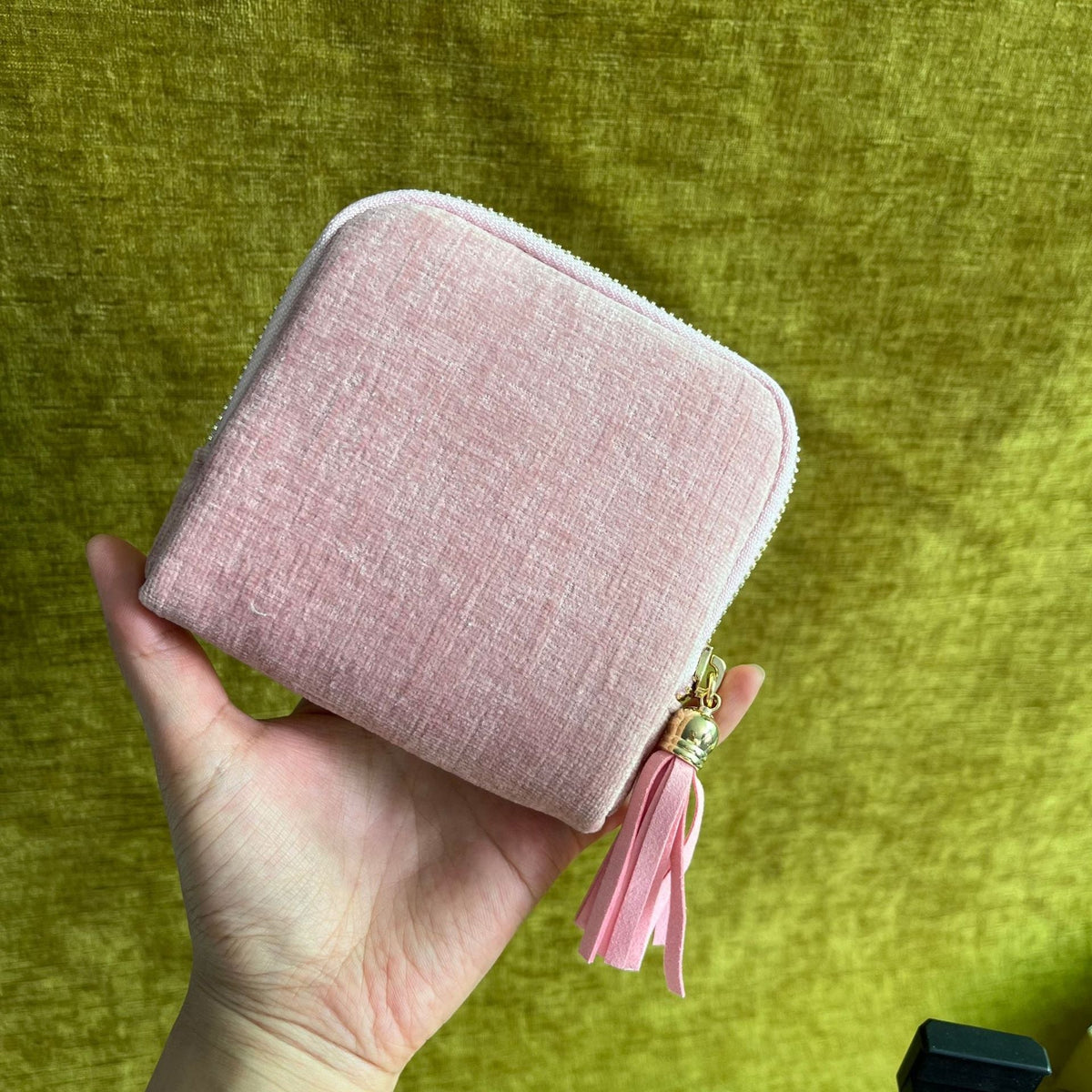💎 Luxe Velvet Travel Jewelry Organizer – 5-Compartment Tangle-Free Storage Bag with Secure Tassel Zipper ✨